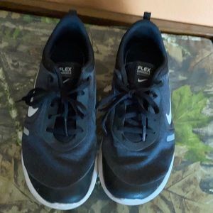 Boys Youth 6.5 Nike Tennis Shoes